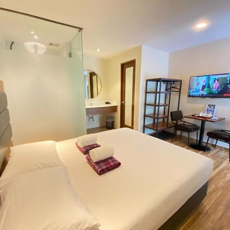 The Hub District Garden Suites Pasay Esterno foto