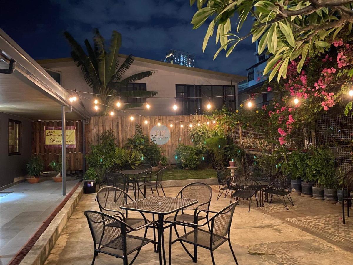 The Hub District Garden Suites Pasay Esterno foto