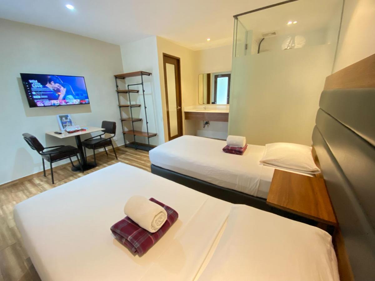 The Hub District Garden Suites Pasay Esterno foto