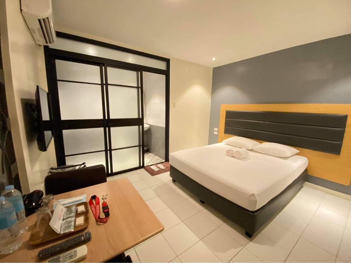 The Hub District Garden Suites Pasay Esterno foto