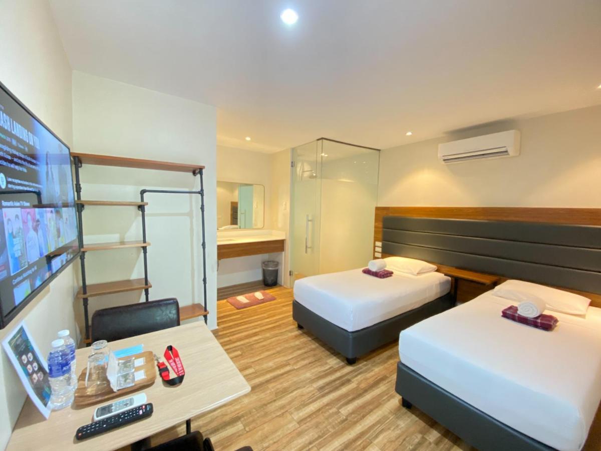 The Hub District Garden Suites Pasay Esterno foto