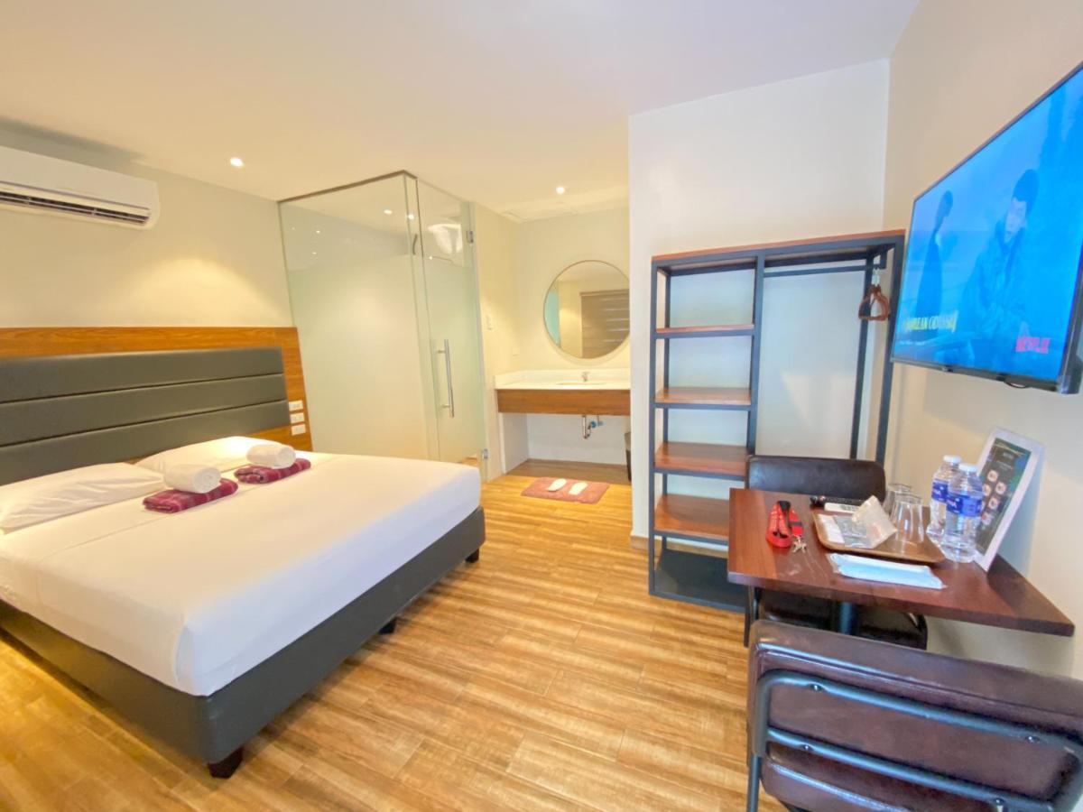 The Hub District Garden Suites Pasay Esterno foto