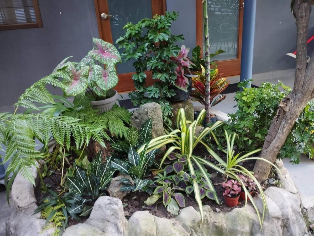 The Hub District Garden Suites Pasay Esterno foto