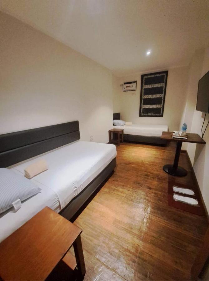 The Hub District Garden Suites Pasay Esterno foto