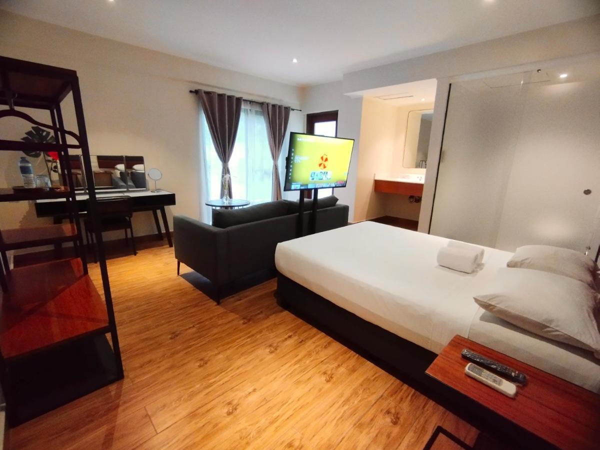 The Hub District Garden Suites Pasay Esterno foto