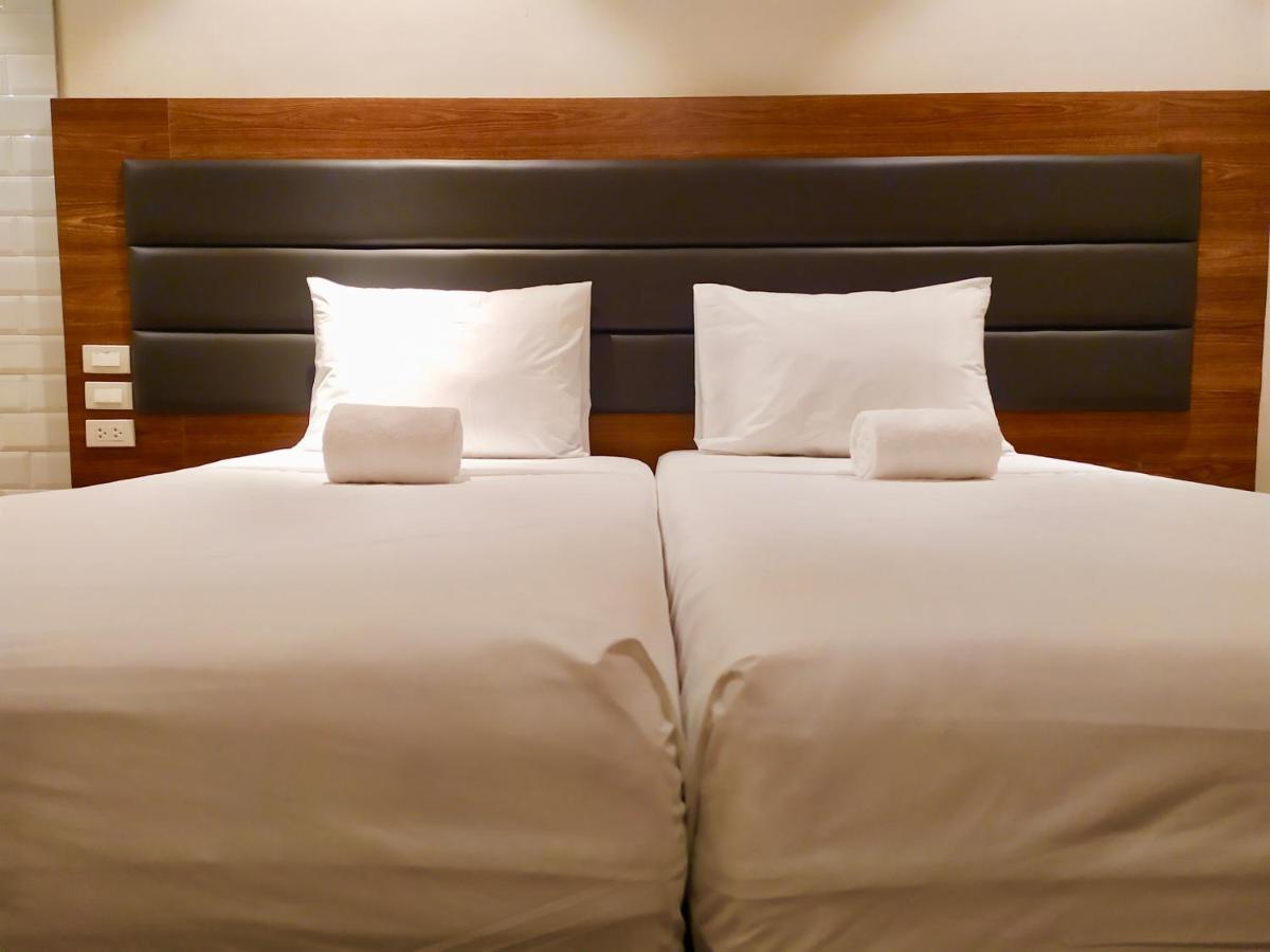 The Hub District Garden Suites Pasay Esterno foto