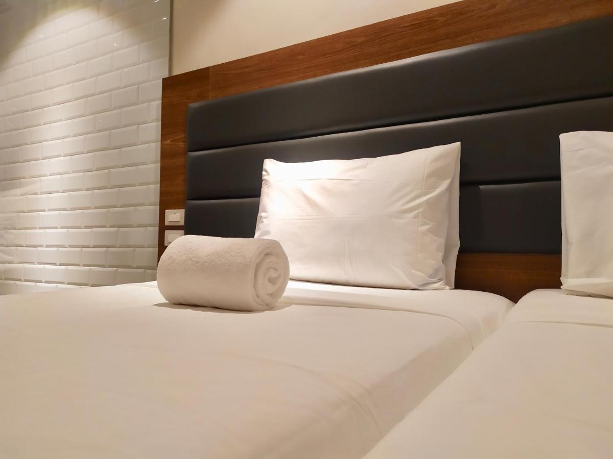 The Hub District Garden Suites Pasay Esterno foto