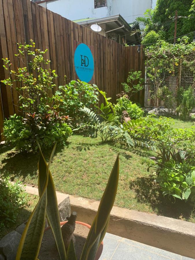 The Hub District Garden Suites Pasay Esterno foto